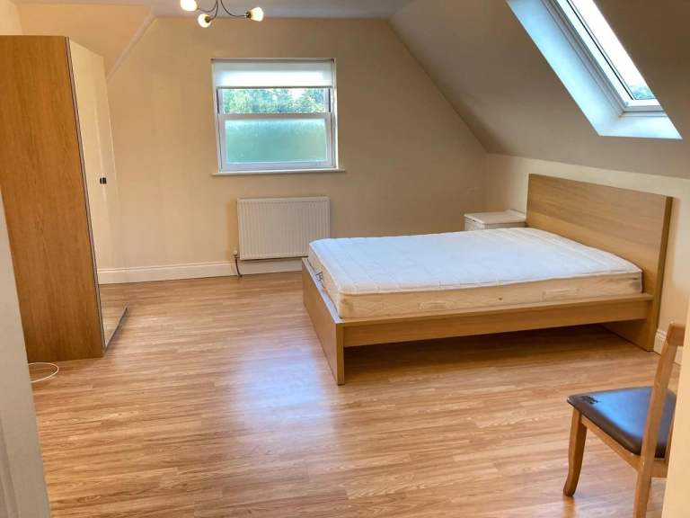 Converted 1st Floor Studio Flat Shower DBedRoomDineSit SeparatedKitchen VeryNearTubeRailBusShops