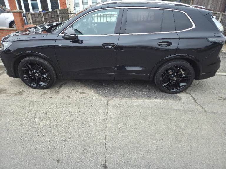 Volkswagen Tiguan R-Line Black Edition – Pan Roof – Low Mileage – Stunning Spec