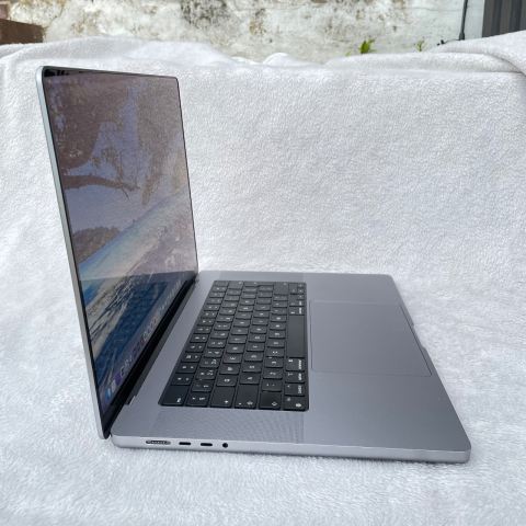 2022 - MacBook Pro 16” M1 PRO - 16GB - 512GB - 16 Core GPU - 10