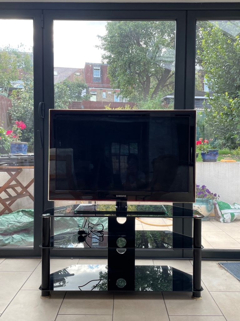 Samsung LCD TV Series 8 40 inch screen with stand