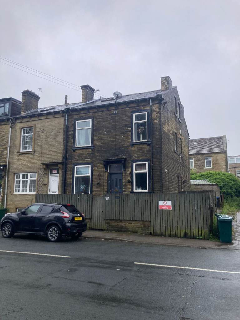 3 Double Bedroom End back to back terrace house, outskirts of Wibsey/Horton Bank Top