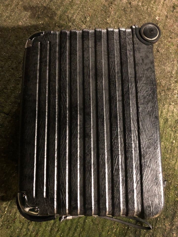 Hard shell cabinet suitcase in very good condition Size is 55cm x22cm x 42cm