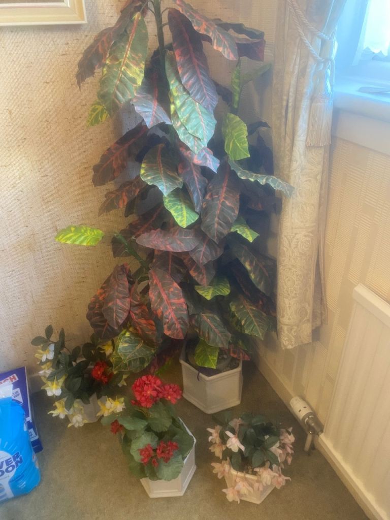 Artificial plants and pots 
