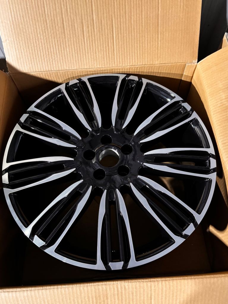 Brand new set of 4 22” & 20” Range Rover alloys, 