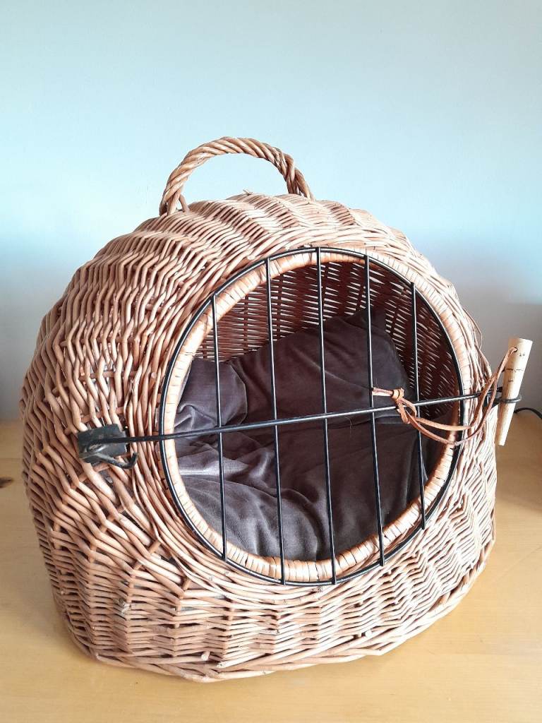 Woven wicker cat carrier / bed
