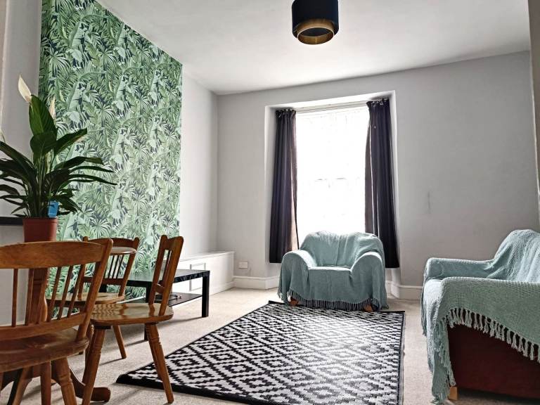 Well-presented, spacious one-bedroom flat