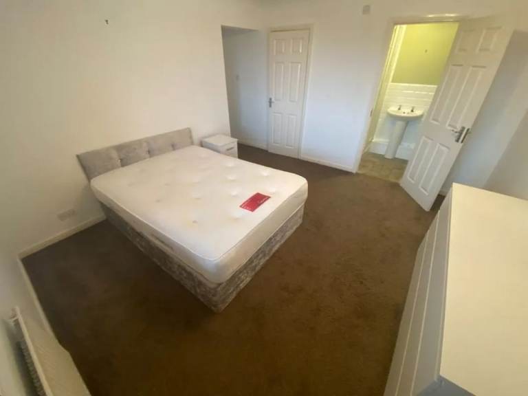 3 Bed flat with ensuite