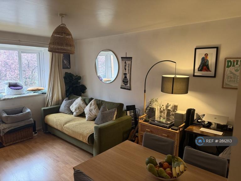 1 bedroom flat in Grinstead Road, London, SE8 (1 bed) (#2812113)