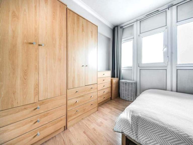 🏠 Bright room in Poplar for £750 including bills! 