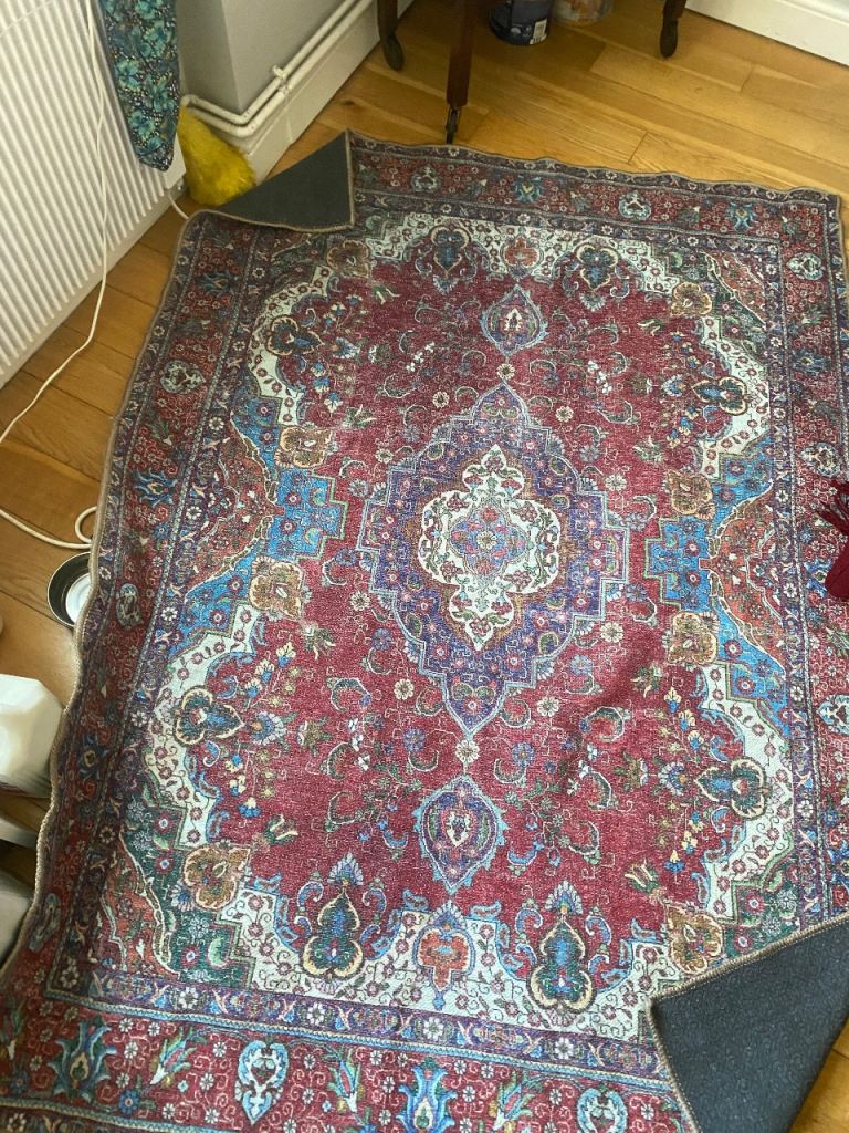 Rug with burgundy details flower drawings 