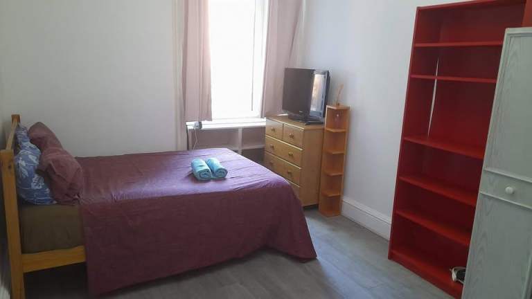 Large Private Double Bedroom Available – Haymarket/Dalry