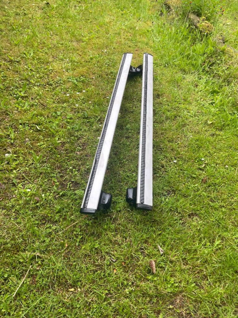 Jaguar XF genuine roof bars. Thule