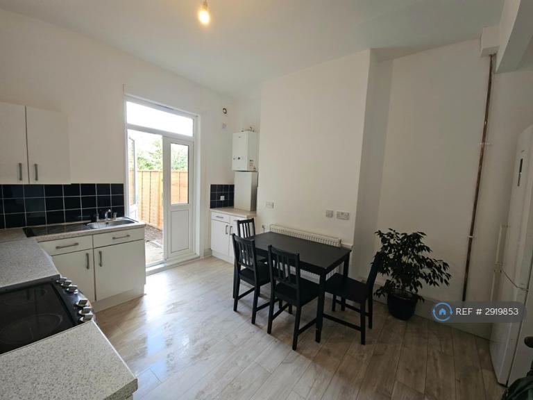 2 bedroom flat in Ramsay Road, London, E7 (2 bed) (#2919853)