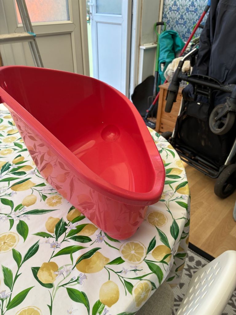 Pet carrier and litter tray 