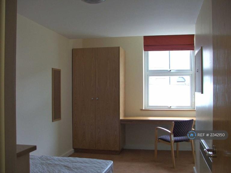 5 bedroom flat in Hawks Road, Kingston Upon Thames, KT1 (5 bed) (#2342150)