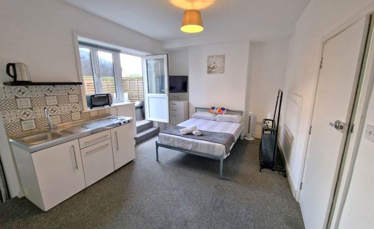 Large Studio flat with private balcony area to let in the heart of Bournemouth