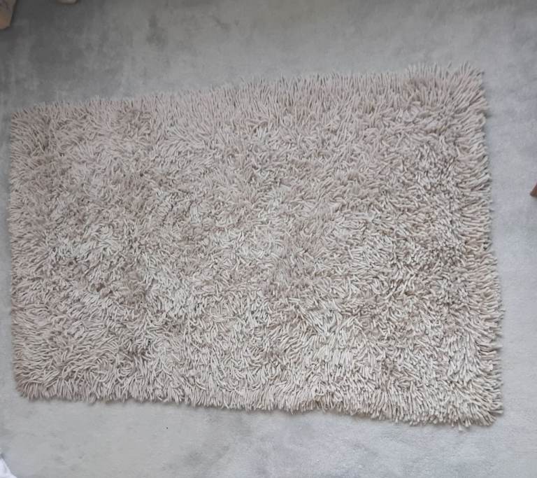 Cosy Beige Shaggy Rug – Good Condition