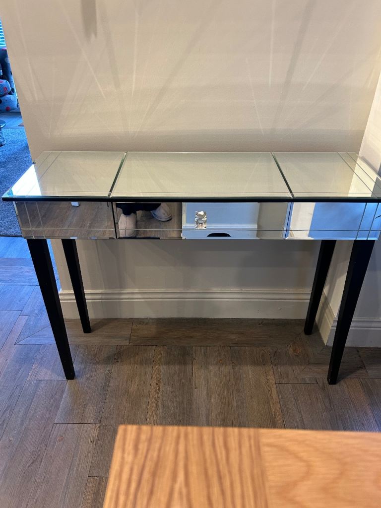 Mirrored dressing table 