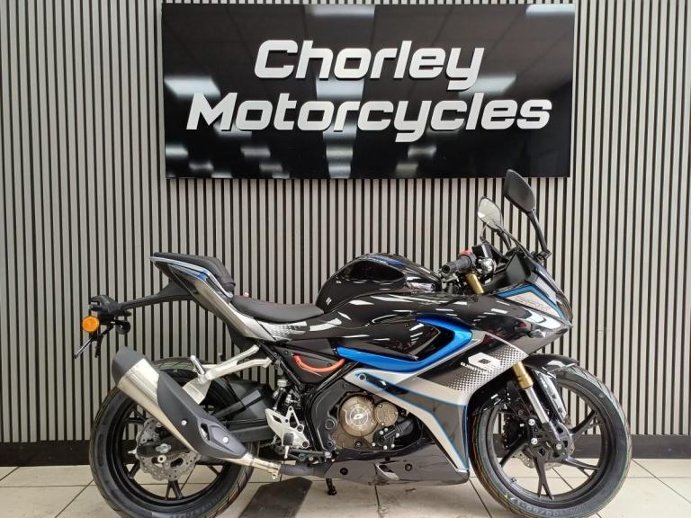QJMOTOR SRK-125R  LEARNER LEGAL SPORTS BIKE