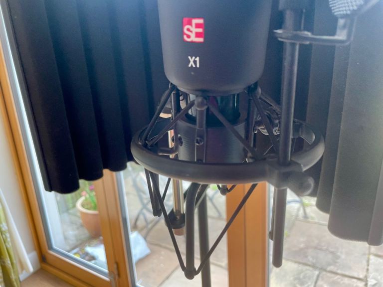 SE Electronics X1 Condenser Microphone Kit with Reflector and Shock Mount