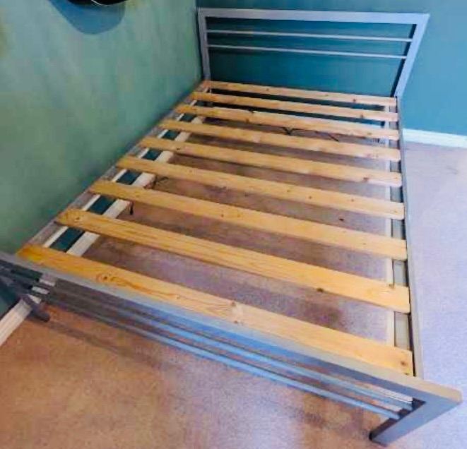 Metal double bed frame with free mattress 135 x 190 cm