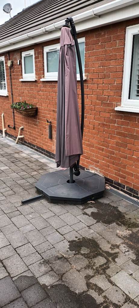 LARGE CANTERLEVER PARASOL AND BASE