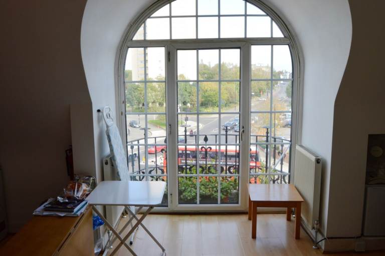 Self contained bright studio flat in the heart of Acton