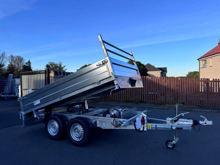 BRAND NEW 10FT X 6FT TWIN AXLE 3 WAY ELECTRIC TIPPER 3500KG