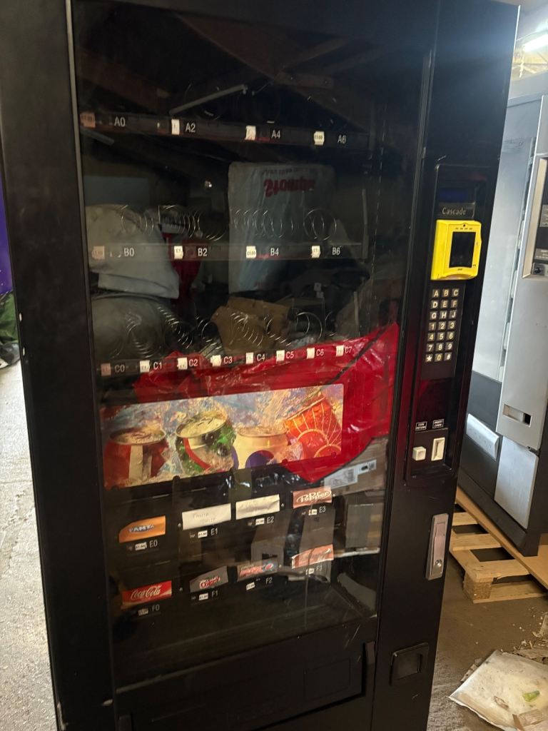 Snack and drink vending machine -  Crane cascade