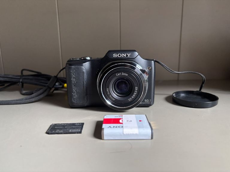 Sony Cybershot H20, charger, battery. Memory stick 