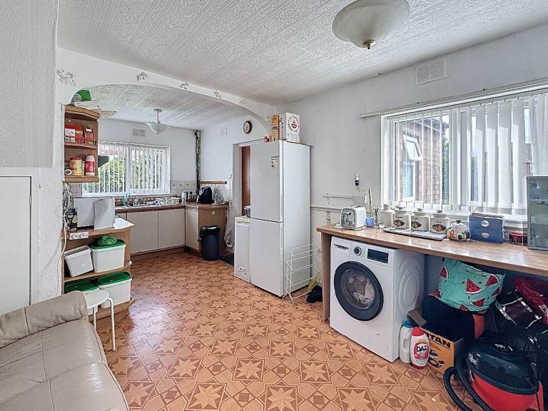 3 bedroom house in Pinfold Avenue, Stoke-on-Trent, ST6 8EW