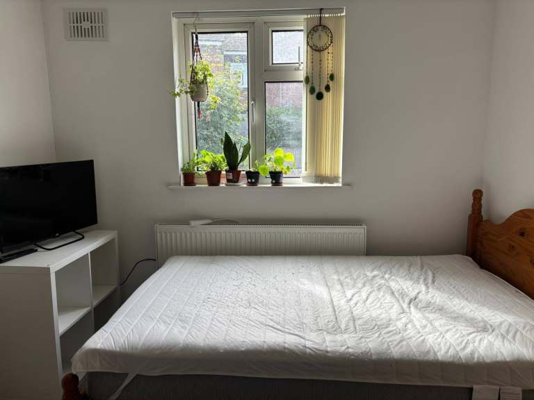 OLDHAM OL1 EXCELLENT QUALITY ACCOMMODATION.