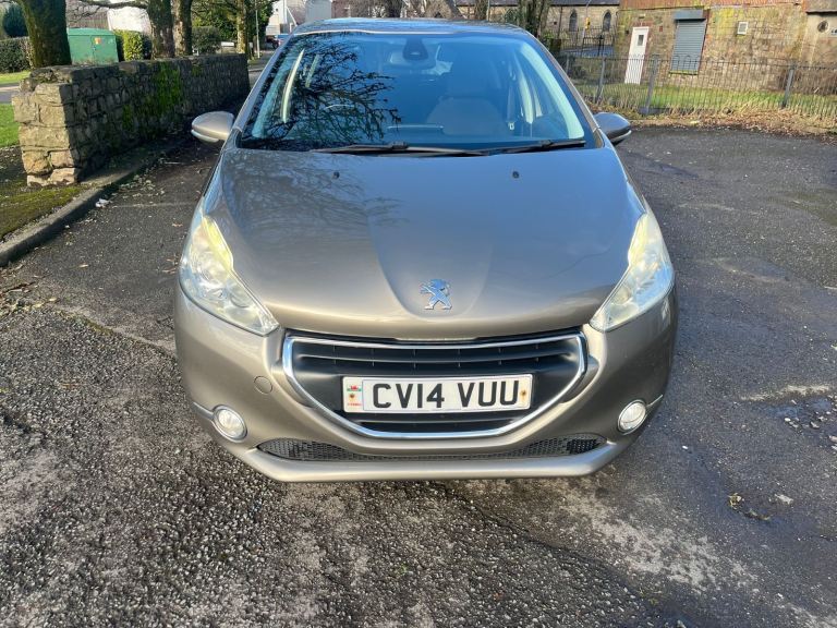 Peugeot 208 Allure 2014 - 1.6 diesel, £20 year tax, 12 months mot
