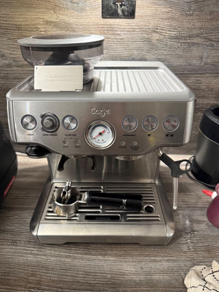 Sage Barista Express Bean to Cup Machine & Accessories