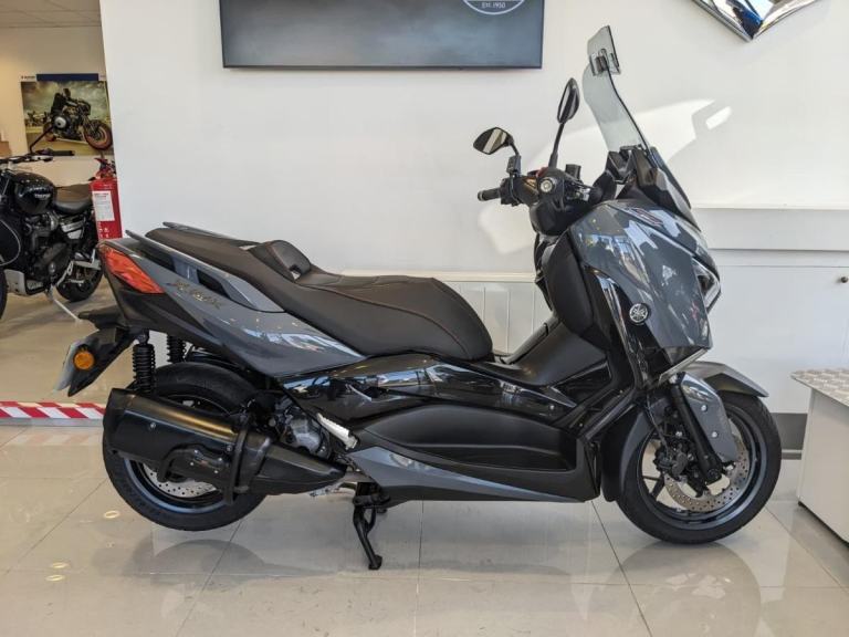 2022 YAMAHA XMAX 300 TECH MAX - FSH -HEATED GRIPS - DEFLECTOR SCREEN - GUARD 