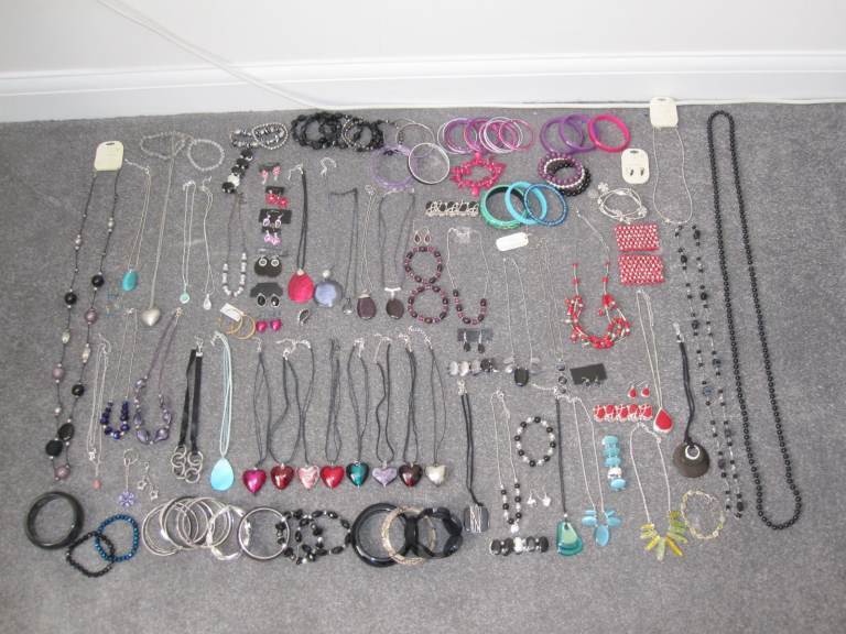 Assortment of costume jewellery 