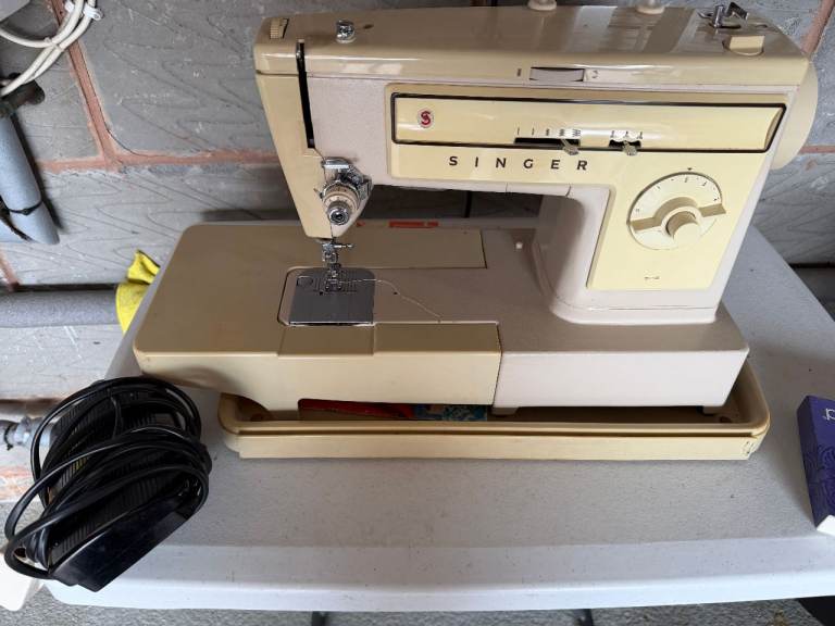 Singer 1978 522 Sewing Machine Complete with Foot Control and Carry Case