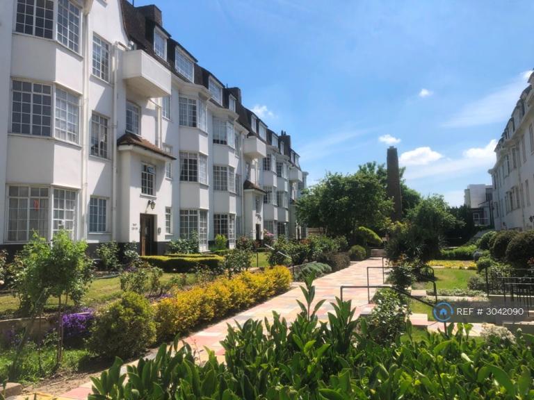 2 bedroom flat in Wavertree Court, London, SW2 (2 bed) (#3042090)