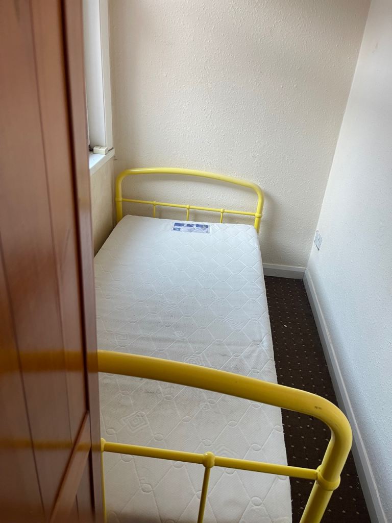 SMALL ROOM TO FOR RENT / All Bills Included / WF1 / Furnished / For Let / Wakefield