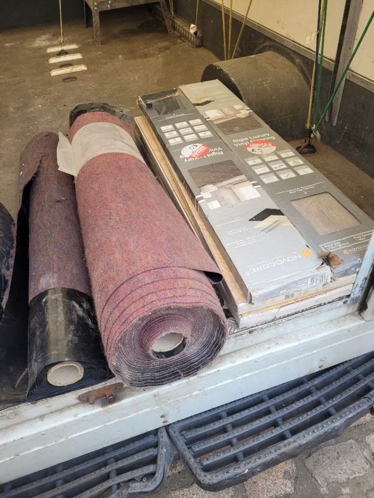 Laminate flooring and underlay bundle 