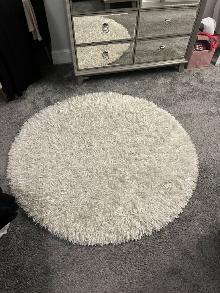 Cosy White Round Shaggy Rug - Good Condition