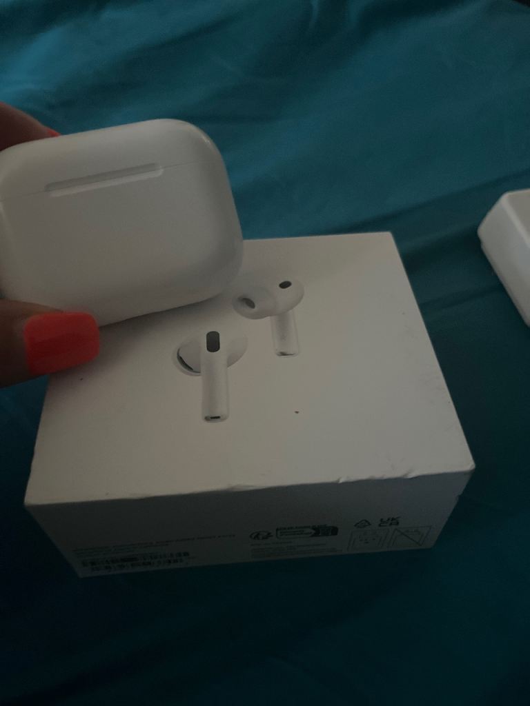 Apple AirPods Pro 3 (3rd Gen) with Charging Case – White, Good Condition