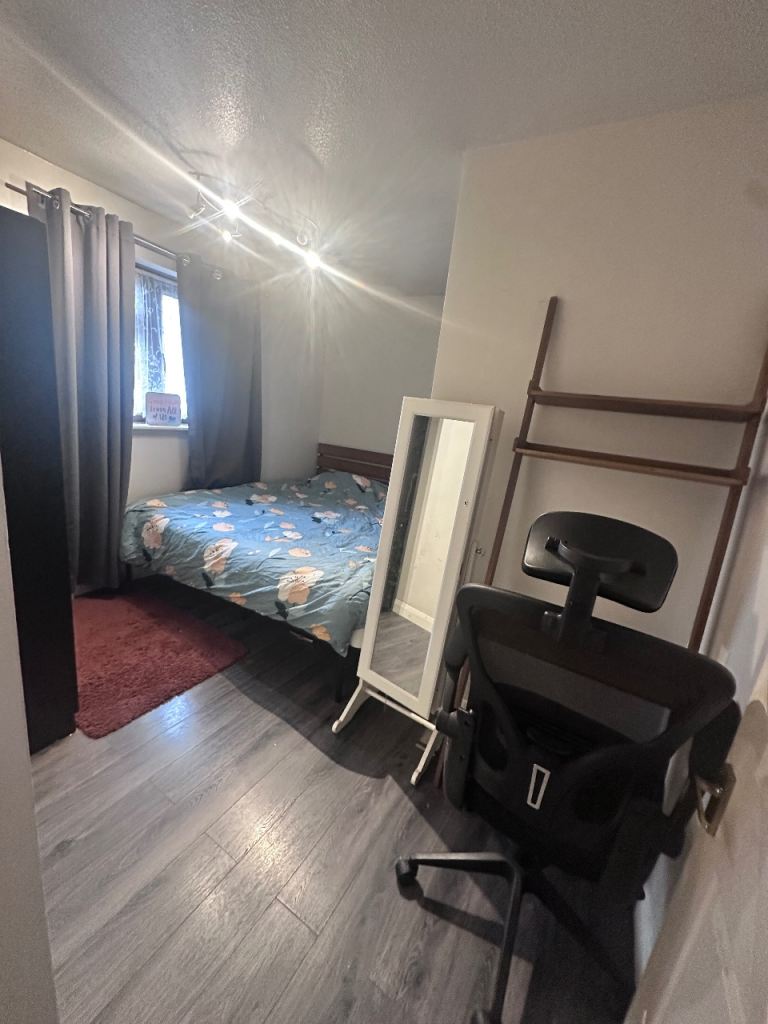 Spacious Double Room – Woodford IG8 – Central Line – All Bills Included