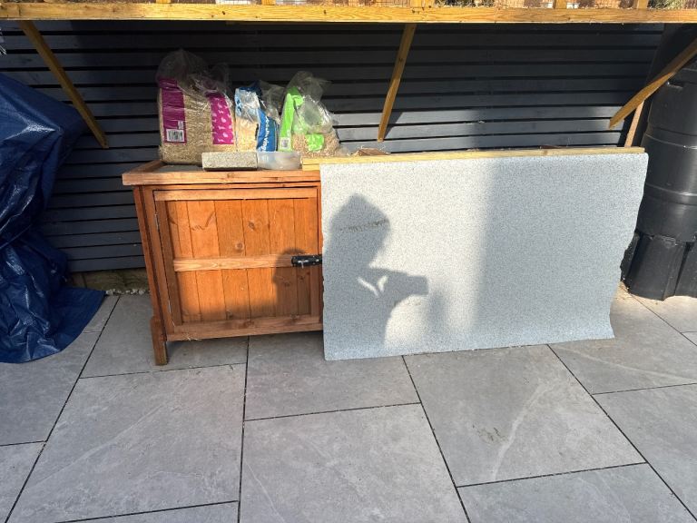 Outdoor rabbit hutch 