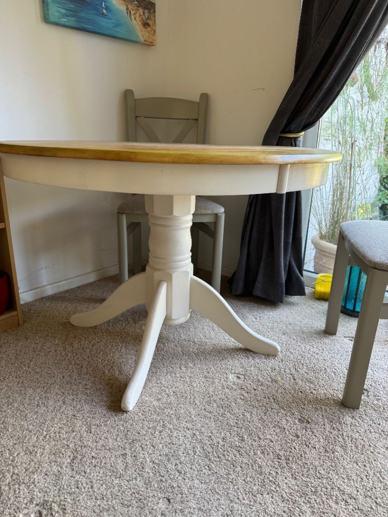 Dining table and 4 chairs 