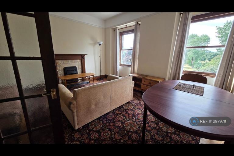 2 bedroom flat in Links Gardens, Edinburgh, EH6 (2 bed) (#2979711)
