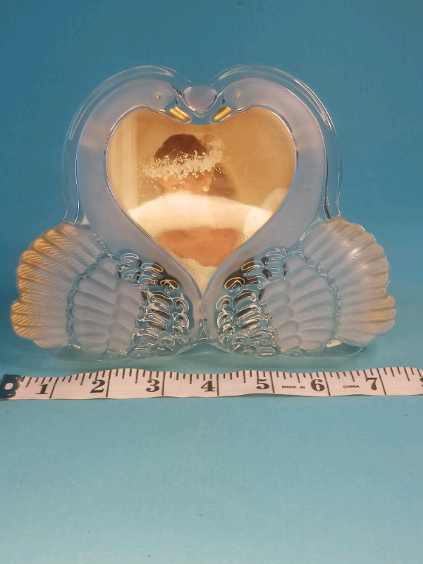 Very nice glass Swans picture. 