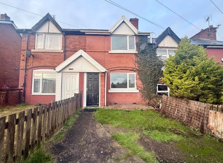 2 bed to rent in Maltby