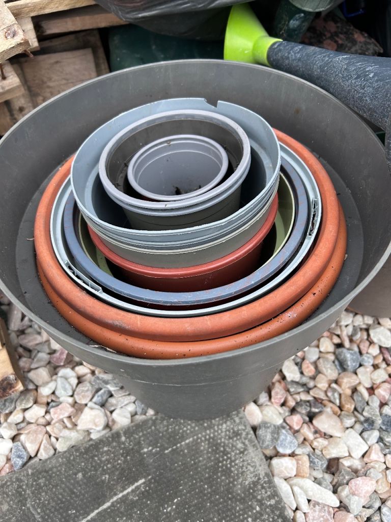 Plastic plant pots 
