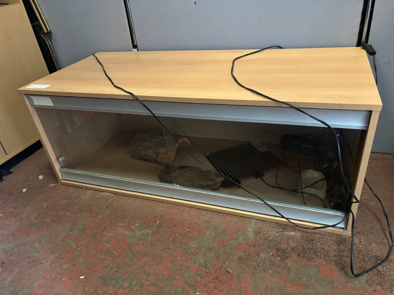 Large vivarium with accessories 